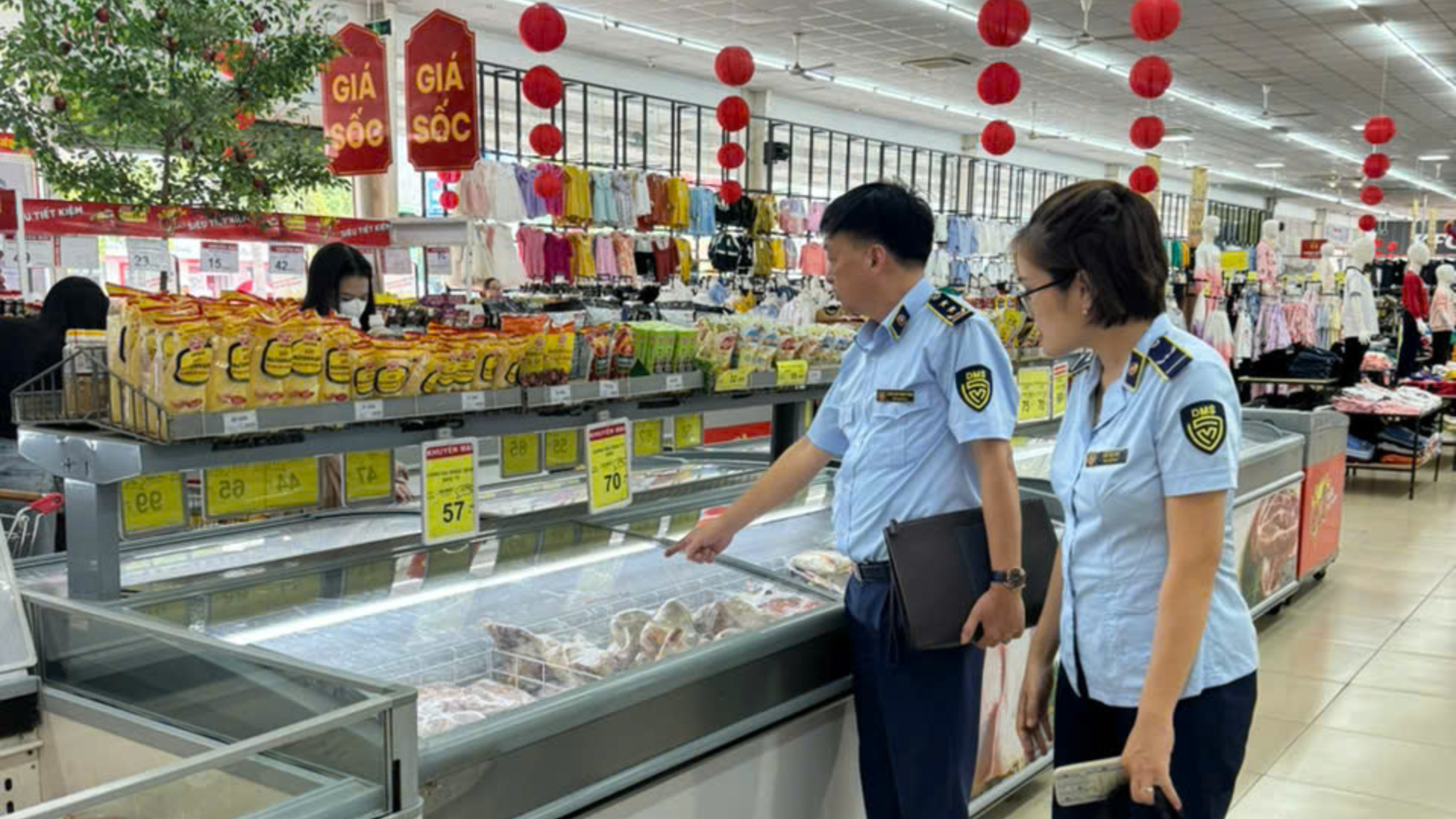 Khẩn trương dự trữ hàng hóa, chống găm hàng, tăng giá trước bão số 5