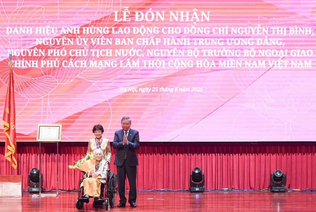 Tổng Bí thư Tô Lâm, thay mặt Đảng và Nhà nước trao tặng danh hiệu Anh hùng Lao động cho bà Nguyễn Thị Bình. (Ảnh: Nguyễn Hồng) Tổng Bí thư Tô Lâm, thay mặt Đảng và Nhà nước trao tặng danh hiệu Anh hùng Lao động cho bà Nguyễn Thị Bình. (Ảnh: Nguyễn Hồng)