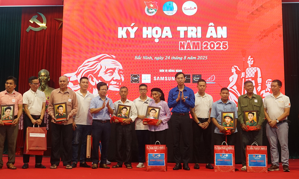 Đại diện lãnh đạo Báo và Phát thanh, Truyền hình Bắc Ninh, Tỉnh đoàn trao di ảnh liệt sĩ cho các thân nhân.