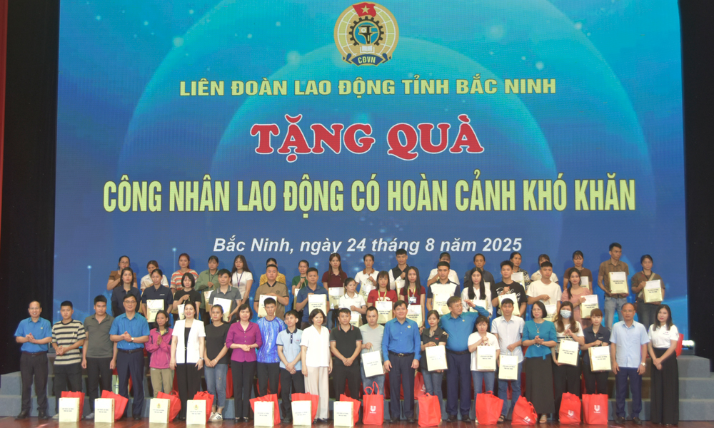 Các đại biểu trao quà cho đoàn viên, công nhân lao động có hoàn cảnh khó khăn. Các đại biểu trao quà cho đoàn viên, công nhân lao động có hoàn cảnh khó khăn.