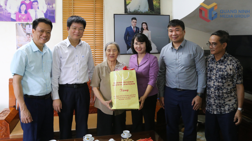 Bà Trịnh Thị Minh Thanh, Phó Bí thư Thường trực Tỉnh ủy, Chủ tịch HĐND tỉnh, cùng các đồng chí lãnh đạo sở, ngành, phường Đông Triều tặng quà gia đình ông Nguyễn Anh Tuấn, cán bộ tiền khởi nghĩa nhân dịp 2/9. Bà Trịnh Thị Minh Thanh, Phó Bí thư Thường trực Tỉnh ủy, Chủ tịch HĐND tỉnh, cùng các đồng chí lãnh đạo sở, ngành, phường Đông Triều tặng quà gia đình ông Nguyễn Anh Tuấn, cán bộ tiền khởi nghĩa nhân dịp 2/9.