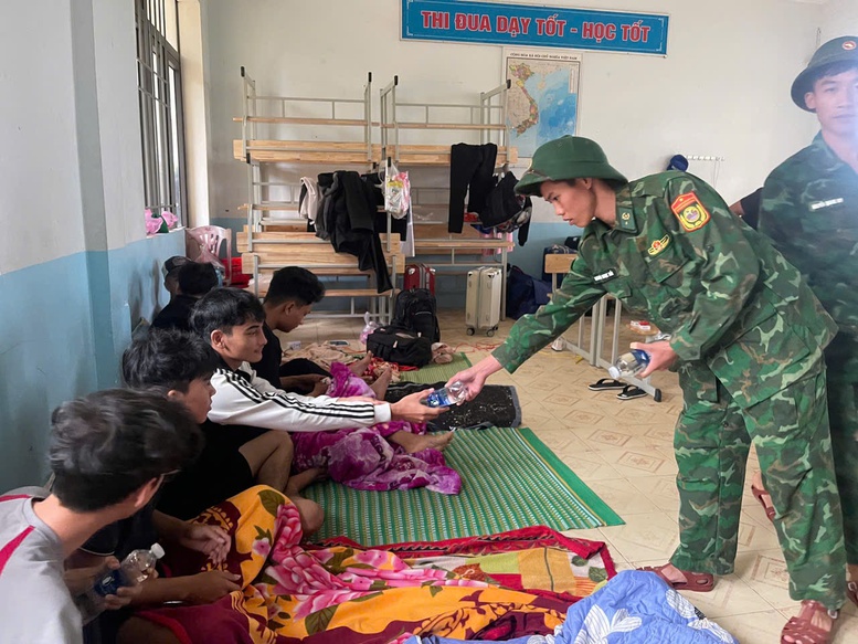 Người dân vùng ảnh hưởng của bão được sơ tán tới nơi tránh trú kiên cố, an toàn - Ảnh: VGP/LH Người dân vùng ảnh hưởng của bão được sơ tán tới nơi tránh trú kiên cố, an toàn - Ảnh: VGP/LH