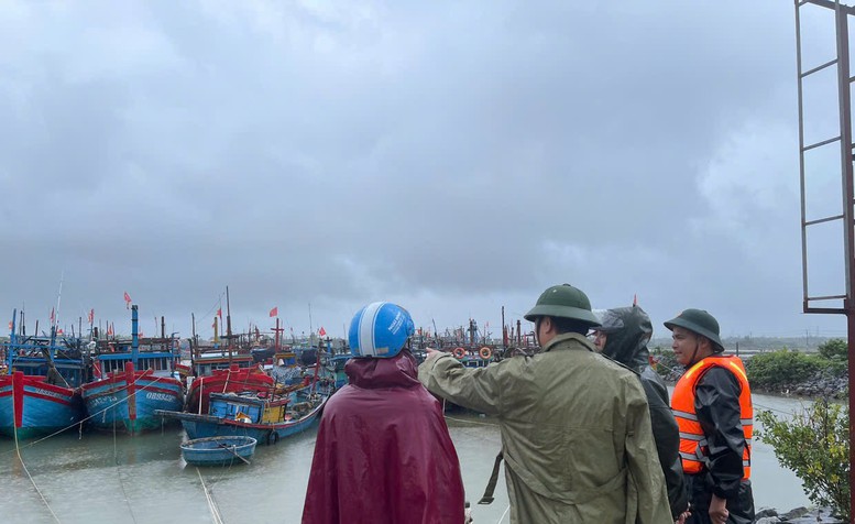 Kiểm tra công tác neo đậu tàu thuyền trước bão - Ảnh: VGP/LH Kiểm tra công tác neo đậu tàu thuyền trước bão - Ảnh: VGP/LH