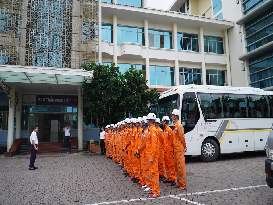 Ông Nguyễn Thanh Tĩnh - Bí thư Đảng ủy, Giám đốc Công ty căn dặn Đội xung kích trước khi lên đường làm nhiệm vụ hỗ trợ PC Hà Tĩnh khắc phục lưới điện sau bão số 5 (Kajiki)