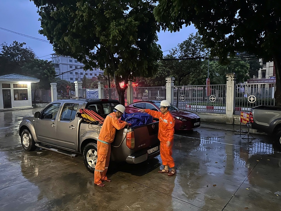 Các đơn vị của EVNNPC tăng cường lực lượng hỗ trợ Thanh Hoá, Nghệ An và Hà Tĩnh khắc phục hậu quả bão số 5