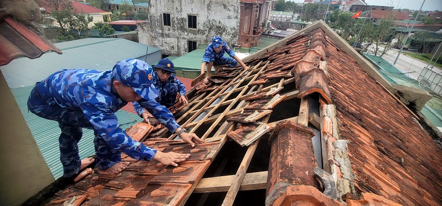 Bộ Tư lệnh Vùng Cảnh sát biển 1 sát cánh cùng Nhân dân khắc phục hậu quả bão số 5