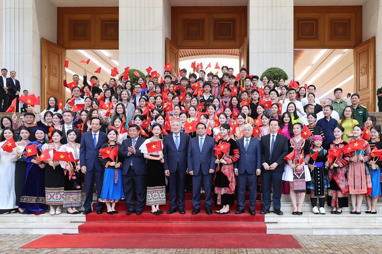 Thủ tướng Phạm Minh Chính chụp ảnh kỷ niệm cùng các đại biểu dự Hội nghị - Ảnh: VGP/Nhật Bắc Thủ tướng Phạm Minh Chính chụp ảnh kỷ niệm cùng các đại biểu dự Hội nghị - Ảnh: VGP/Nhật Bắc