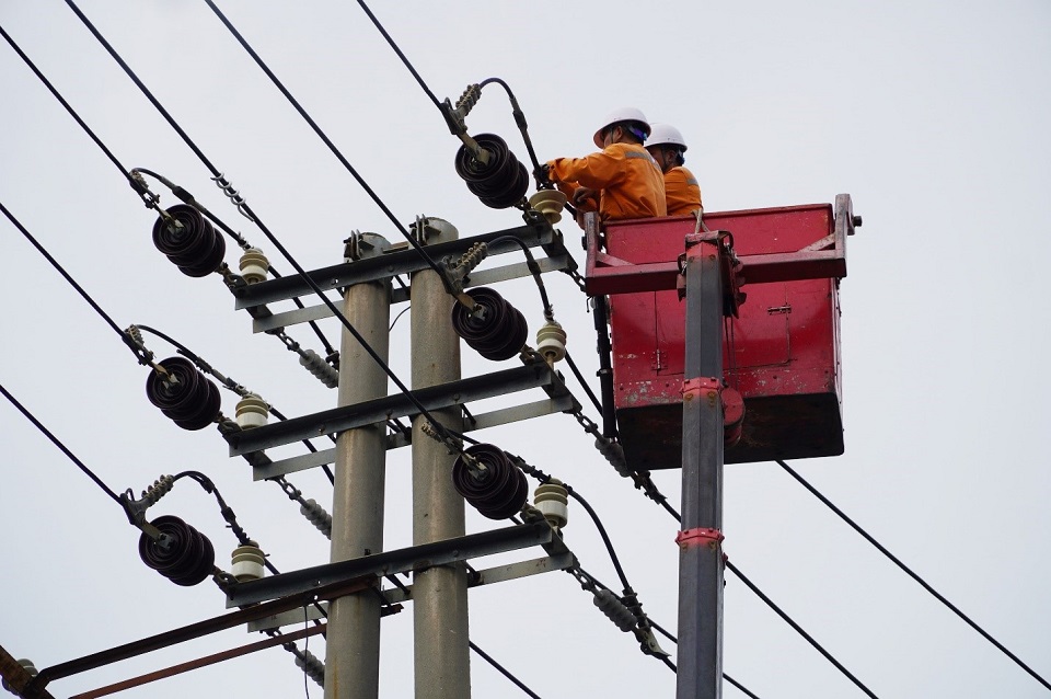 Công nhân PC Quảng Ninh xử lý khiếm khuyết trên đường dây trung thế Công nhân PC Quảng Ninh xử lý khiếm khuyết trên đường dây trung thế