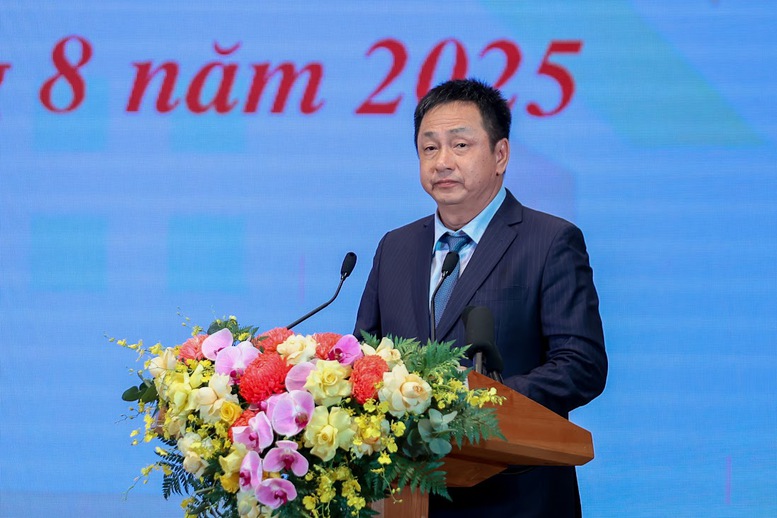 ông Lê Huy Hoàng, Phó Tổng Giám đốc Tập đoàn KN Holdings và công ty Golf Long Thành, phát biểu đại diện cho các doanh nghiệp tham gia tích cực vào phong trào thi đua - Ảnh: VGP/Nhật Bắc ông Lê Huy Hoàng, Phó Tổng Giám đốc Tập đoàn KN Holdings và công ty Golf Long Thành, phát biểu đại diện cho các doanh nghiệp tham gia tích cực vào phong trào thi đua - Ảnh: VGP/Nhật Bắc