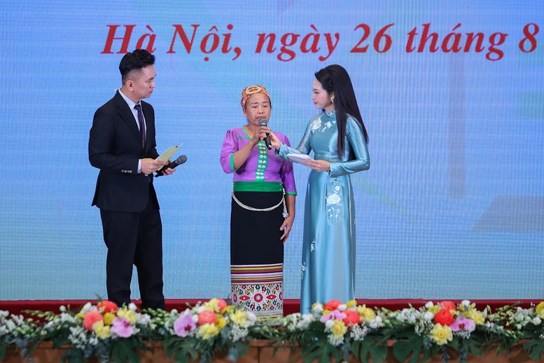 Bà Ngân Thị Hà, hộ nghèo dân tộc Thái tại Lào Cai, đại diện cho các gia đình trong diện được hỗ trợ trên cả nước, chia sẻ cảm xúc tại Hội nghị - Ảnh: VGP/Nhật Bắc Bà Ngân Thị Hà, hộ nghèo dân tộc Thái tại Lào Cai, đại diện cho các gia đình trong diện được hỗ trợ trên cả nước, chia sẻ cảm xúc tại Hội nghị - Ảnh: VGP/Nhật Bắc