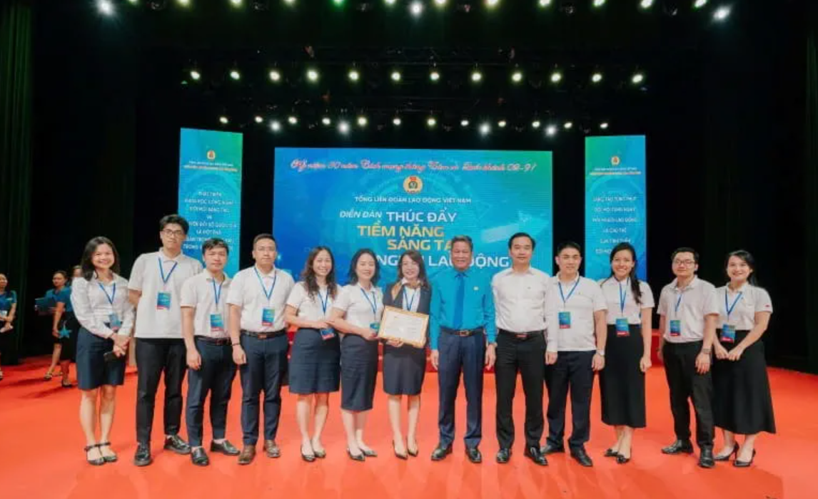 Đồng chí Huỳnh Thanh Xuân - Phó Chủ tịch TLĐLĐVN (thứ 6 từ phải sang) cùng các đại biểu Vietcombank tham dự 