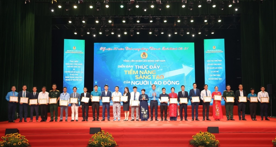 Đại diện nhóm tác giả sáng kiến “Giải pháp Smart Payment Routing - Bước đột phá kết nối Doanh nghiệp với Vietcombank” (thứ 12 từ trái sang) nhận Bằng khen của TLĐLĐVN tại 