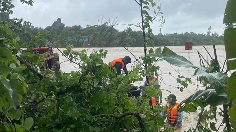 Nước sông Chu qua địa phận xã Thọ Xuân và Thiệu Quang liên tục dâng cao uy hiếp hàng trăm hộ dân sống ngoài đê.