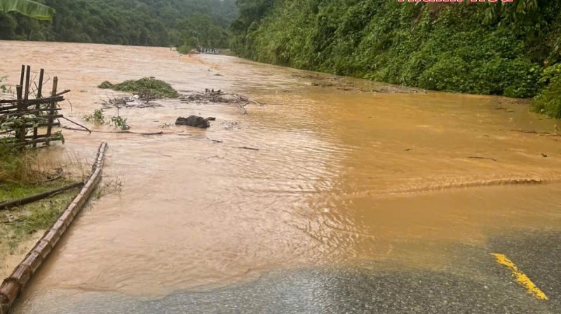 Quốc lộ 15C bị ngập (đoạn km14+700)