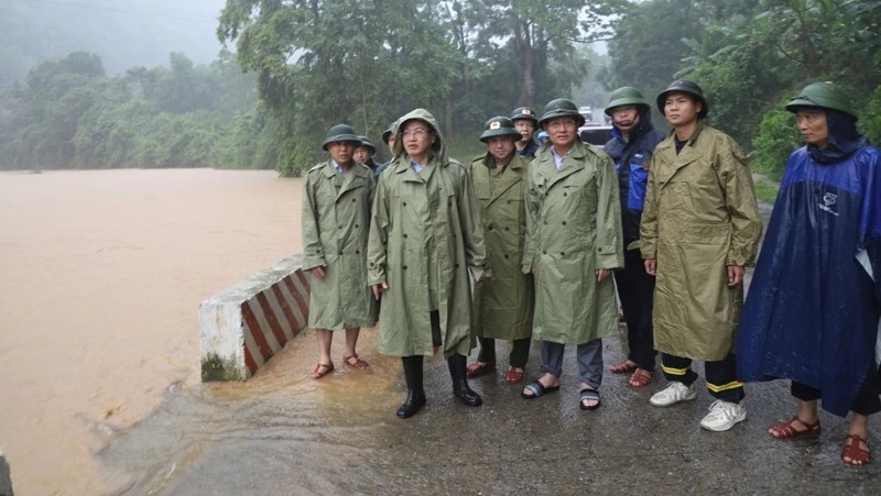 Phó Chủ tịch UBND tỉnh Mai Xuân Liêm chỉ đạo công tác khắc phục sự cố ngập Quốc lộ 15C qua địa bàn xã Hồi Xuân.