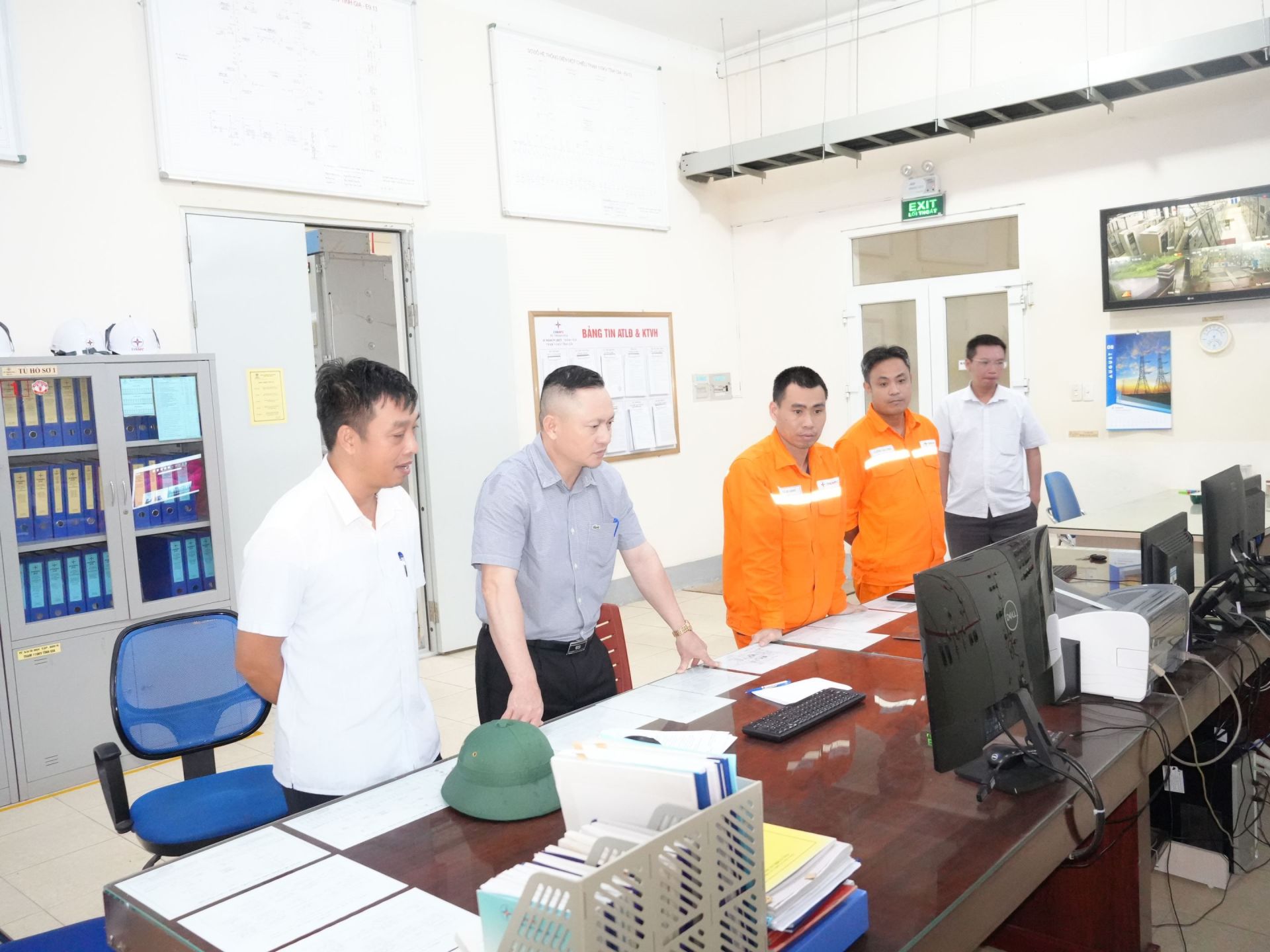 đoàn công tác PC Thanh Hóa kiểm tra việc chuẩn bị cũng như động viên, thăm hỏi lực lượng CBCNV đơn vị trực thuộc đang tham gia ứng trực cơn bão số 5