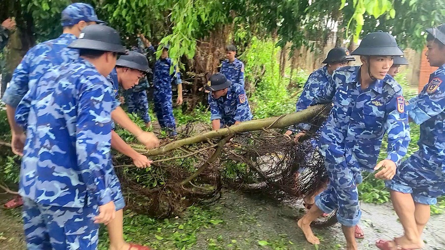 Giúp Nhân dân xã Đan Hải giải tỏa hành lang giao thông