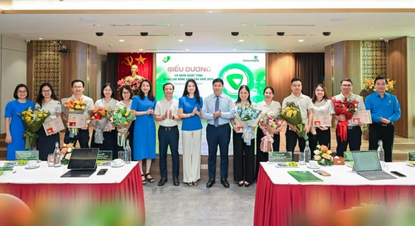 Ban lãnh đạo Vietcombank và đại diện Công đoàn Ngân hàng Việt Nam, Công đoàn Vietcombank chụp ảnh lưu niệm cùng 10 cán bộ được TLĐLĐVN trao tặng “Bằng Lao động sáng tạo” năm 2024