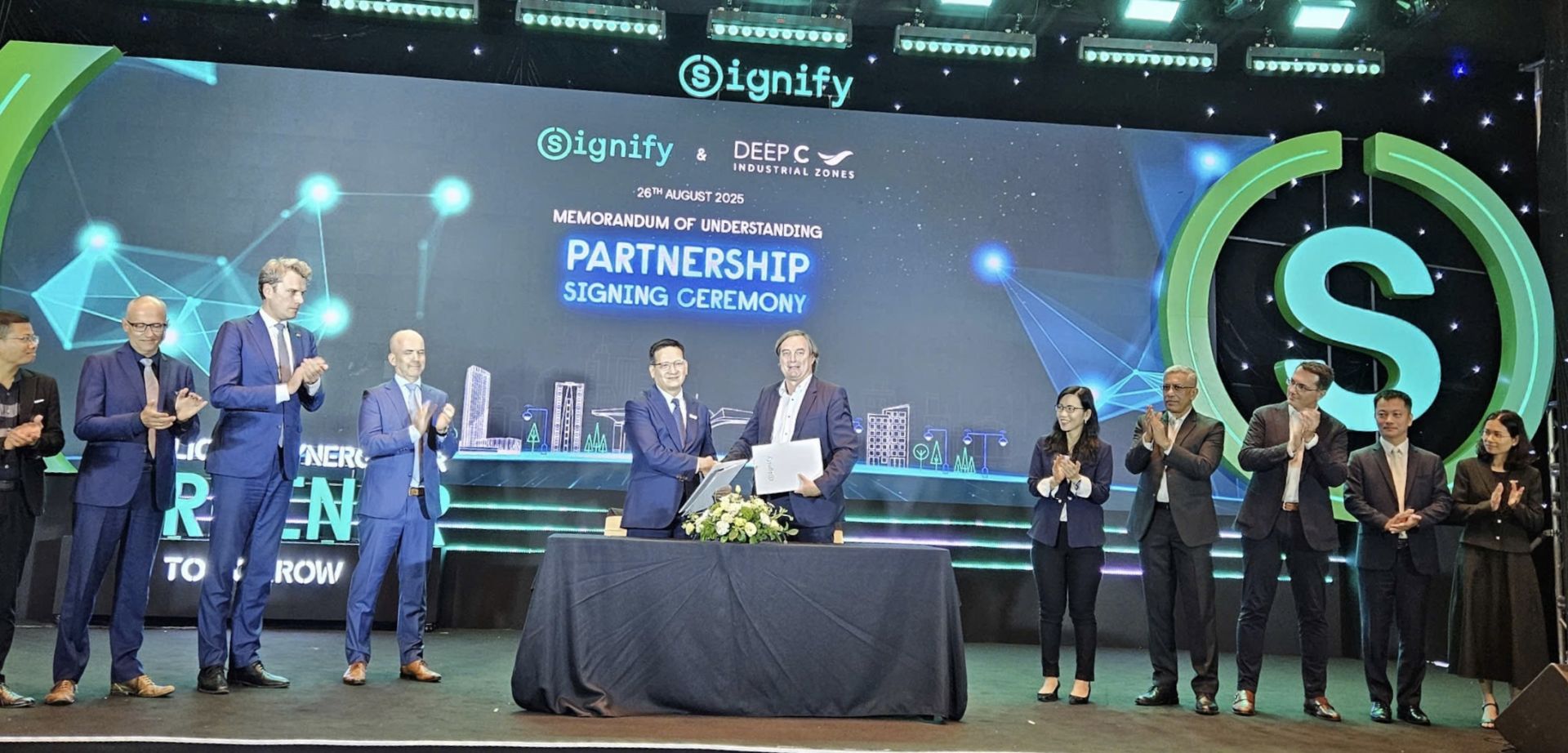 Lễ ký kết hợp tác chiến lược giữa Signify và DeepC