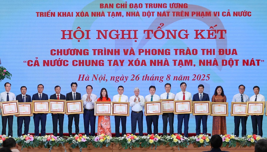 Phó Tổng Giám đốc Agribank Đỗ Đức Thành (thứ sáu từ phải sang) nhận Bằng khen của Thủ tướng Chính phủ cho tập thể có thành tích xuất sắc trong Phong trào thi đua “Cả nước chung tay xóa nhà tạm, nhà dột nát” Phó Tổng Giám đốc Agribank Đỗ Đức Thành (thứ sáu từ phải sang) nhận Bằng khen của Thủ tướng Chính phủ cho tập thể có thành tích xuất sắc trong Phong trào thi đua “Cả nước chung tay xóa nhà tạm, nhà dột nát”