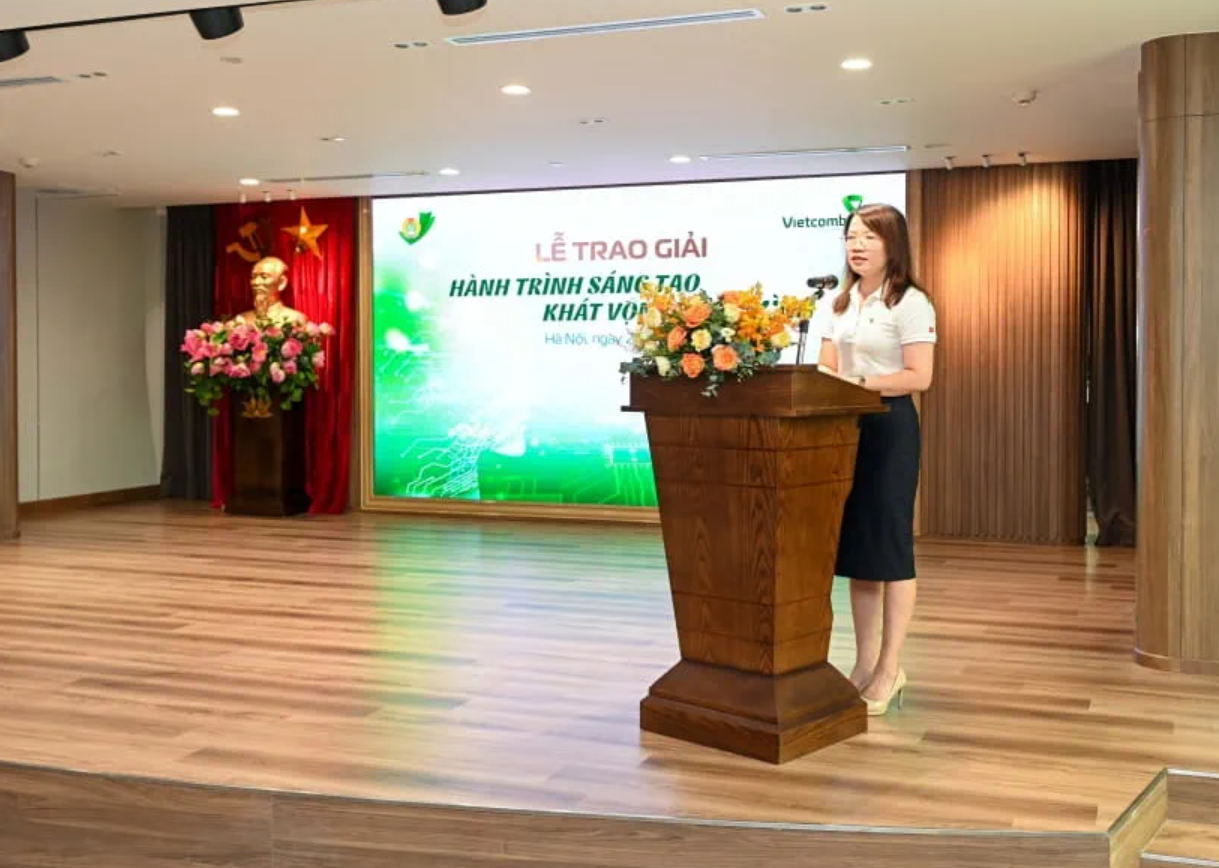 Đồng chí Nguyễn Thị Hồng Vân - Phòng Giải pháp Kênh số bán buôn - đại diện các tác giả được vinh danh phát biểu