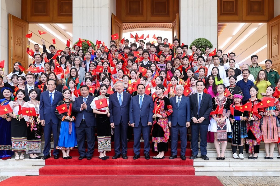Thủ tướng Phạm Minh Chính và các đồng chí lãnh đạo Đảng, Nhà nước chụp ảnh cùng các đại biểu tham dự Hội nghị Thủ tướng Phạm Minh Chính và các đồng chí lãnh đạo Đảng, Nhà nước chụp ảnh cùng các đại biểu tham dự Hội nghị