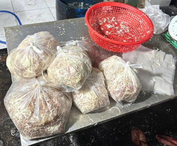 Hoa chuối có dấu hiệu sử dụng hóa chất để tẩy trắng, trước khi phân phối ra thị trường. Ảnh: CACC