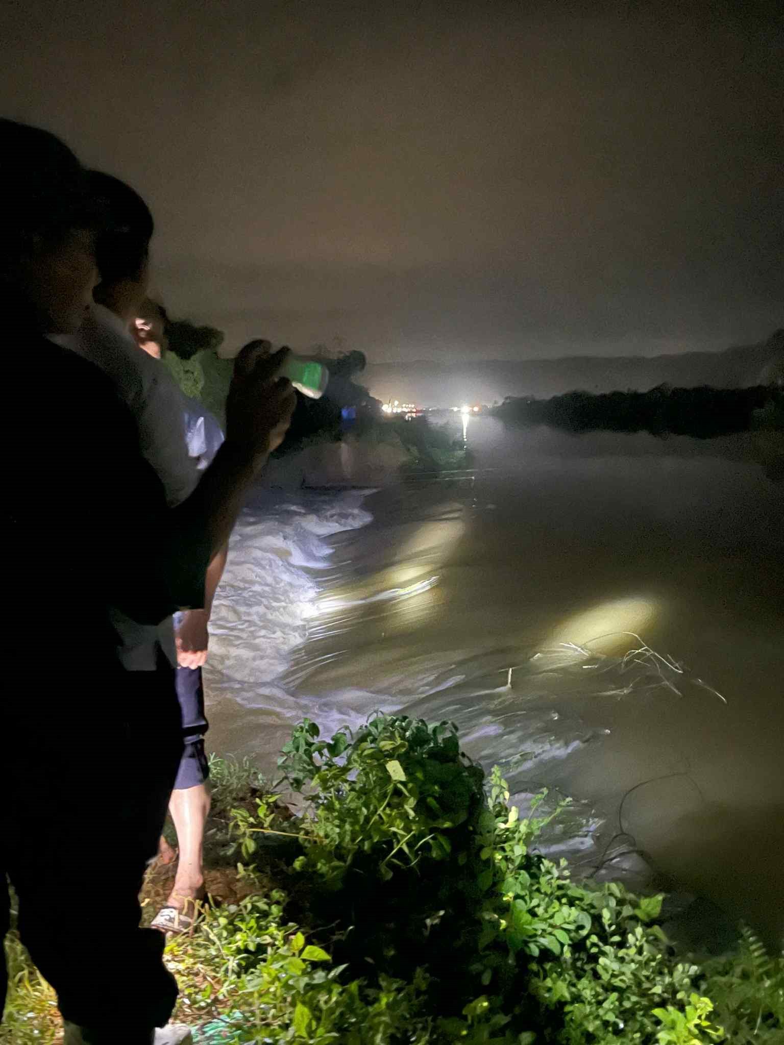 Khoảng 40–50m bờ bao kênh tiêu T2 tại thôn Đô Mỹ, xã Tống Sơn (Thanh Hóa) bị vỡ