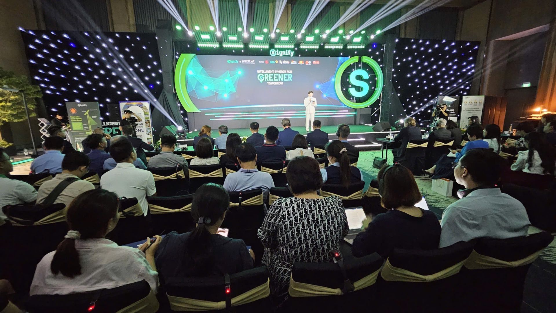 Quang cảnh Hội thảo “Kết nối năng lượng thông minh, dẫn lối tương lai xanh”