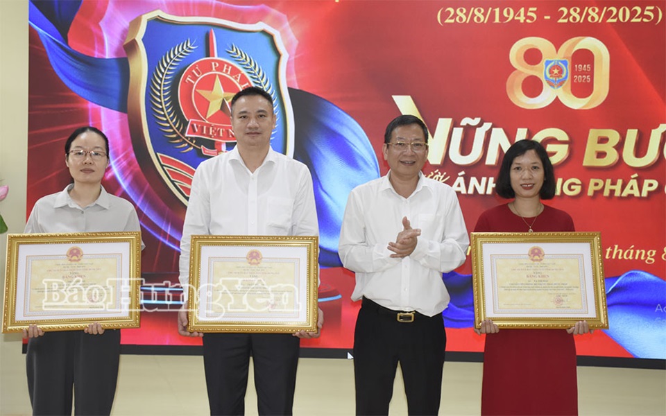 Hưng Yên: Tặng bằng khen cho cán bộ ngành Tư pháp có thành tích xuất sắc