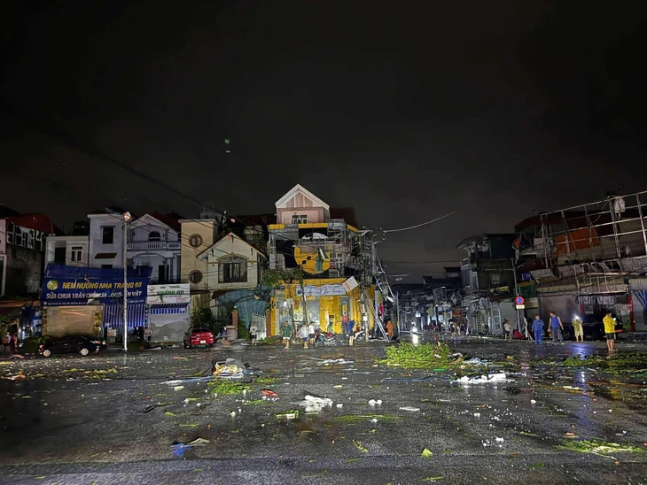 Cảnh hoang tàn sau trận lốc xoáy xảy ra - Ảnh: Beat Hà Nam