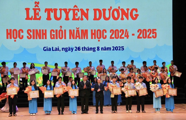 Ban tổ chức trao bằng khen cho học sinh có thành tích xuất sắc. Ảnh: S-Phạm Ban tổ chức trao bằng khen cho học sinh có thành tích xuất sắc. Ảnh: S-Phạm