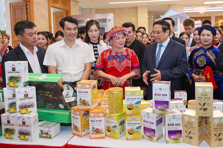 Thủ tướng tham quan một gian hàng trưng bày sản phẩm OCOP tại Hội nghị - Ảnh: VGP/Nhật Bắc Thủ tướng tham quan một gian hàng trưng bày sản phẩm OCOP tại Hội nghị - Ảnh: VGP/Nhật Bắc