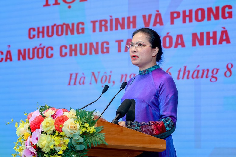 Bà Hà Thị Nga, Phó Chủ tịch Ủy ban Trung ương MTTQ Việt Nam, Báo cáo một số kết quả điển hình của hệ thống Mặt trận Tổ quốc và các tổ chức thành viên trong công tác xóa nhà tạm - Ảnh: VGP/Nhật Bắc Bà Hà Thị Nga, Phó Chủ tịch Ủy ban Trung ương MTTQ Việt Nam, Báo cáo một số kết quả điển hình của hệ thống Mặt trận Tổ quốc và các tổ chức thành viên trong công tác xóa nhà tạm - Ảnh: VGP/Nhật Bắc