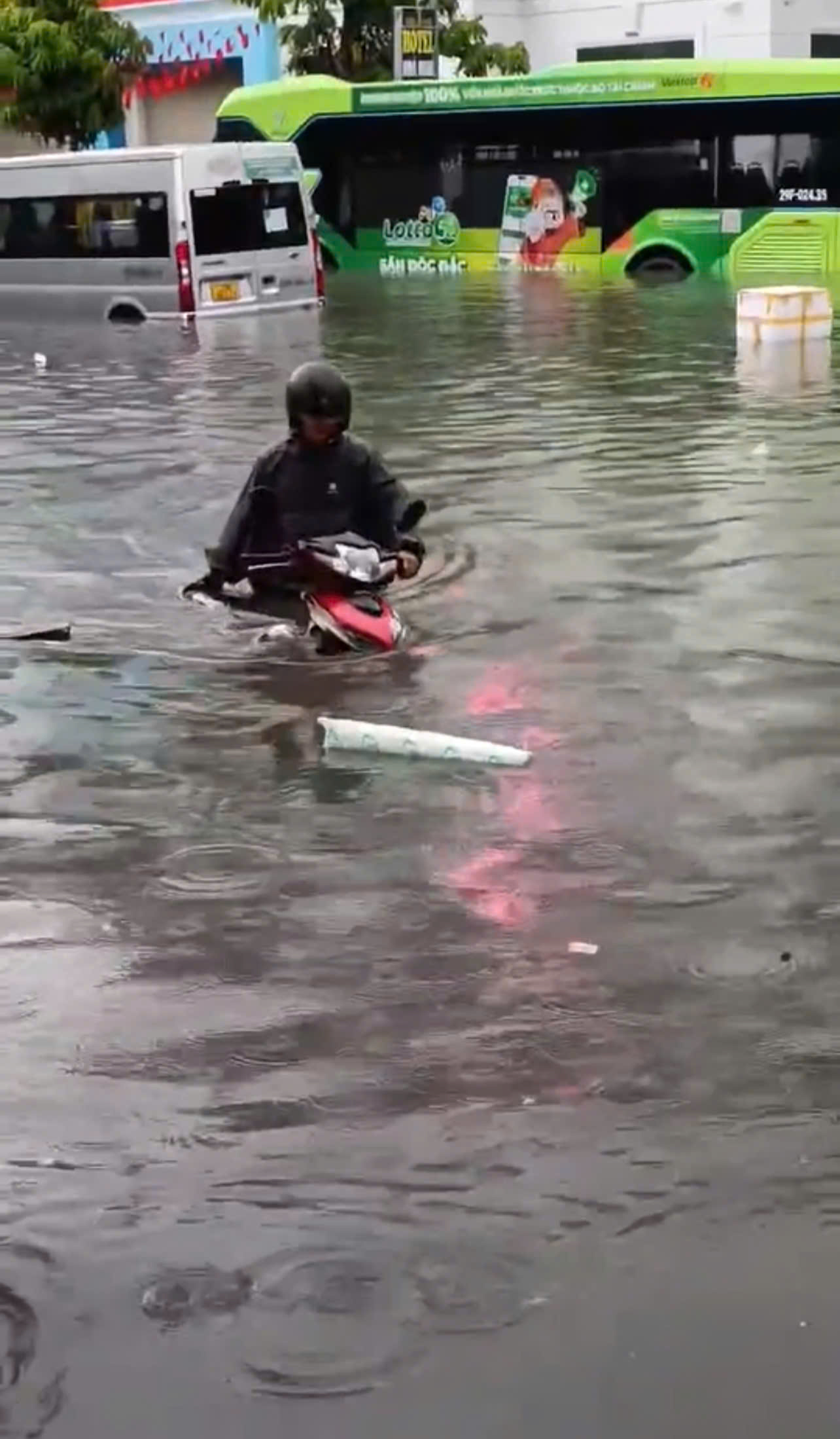 Xe máy và ô tô gầm thấp gần như không thể di chuyển Xe máy và ô tô gầm thấp gần như không thể di chuyển