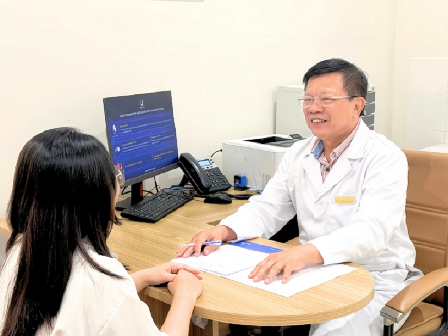 TTƯT Trần Hoài Ân thăm khám và tư vấn cho bệnh nhân