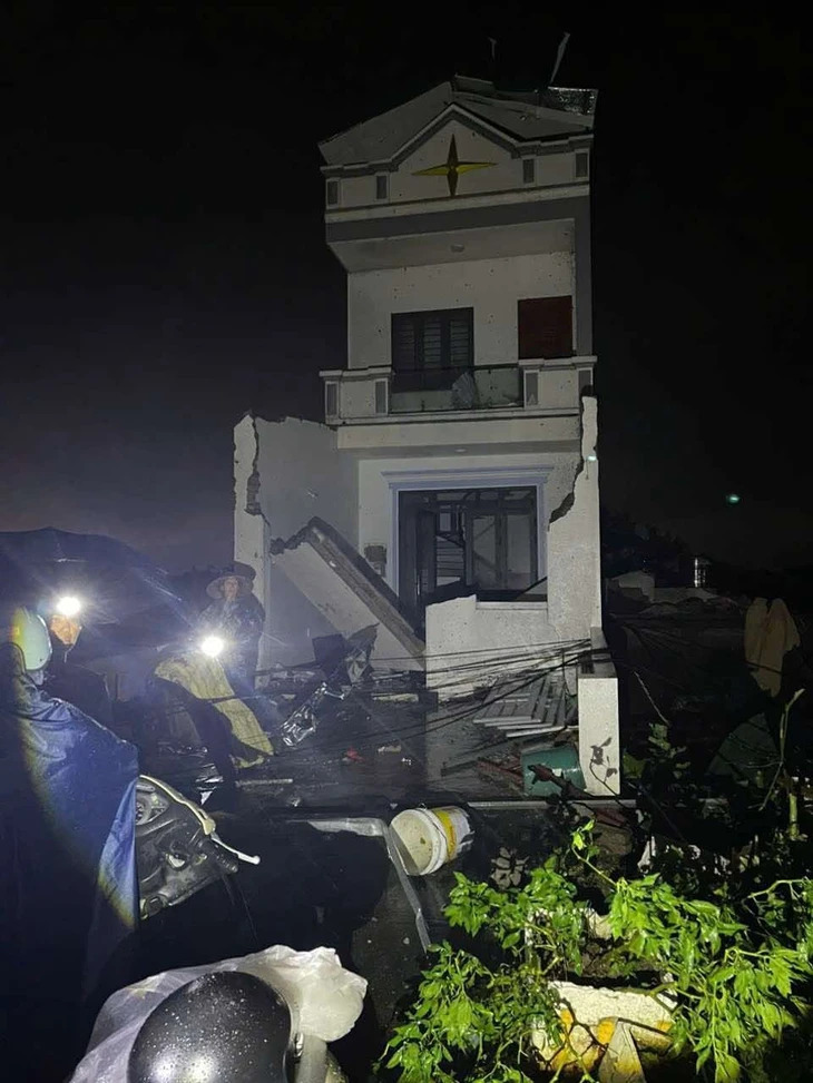 Nhiều ngôi nhà bị sập do lốc xoáy