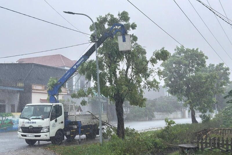 Bão số 5 làm gián đoạn cấp điện diện rộng trên 55/166 xã, phường tại Thanh Hóa