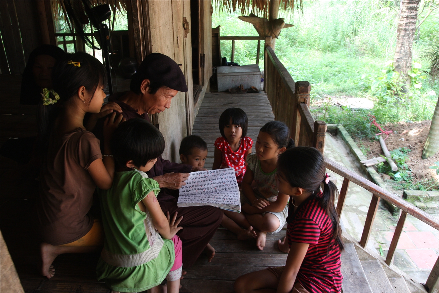 Ảnh báo Dân tộc và Phát triển.