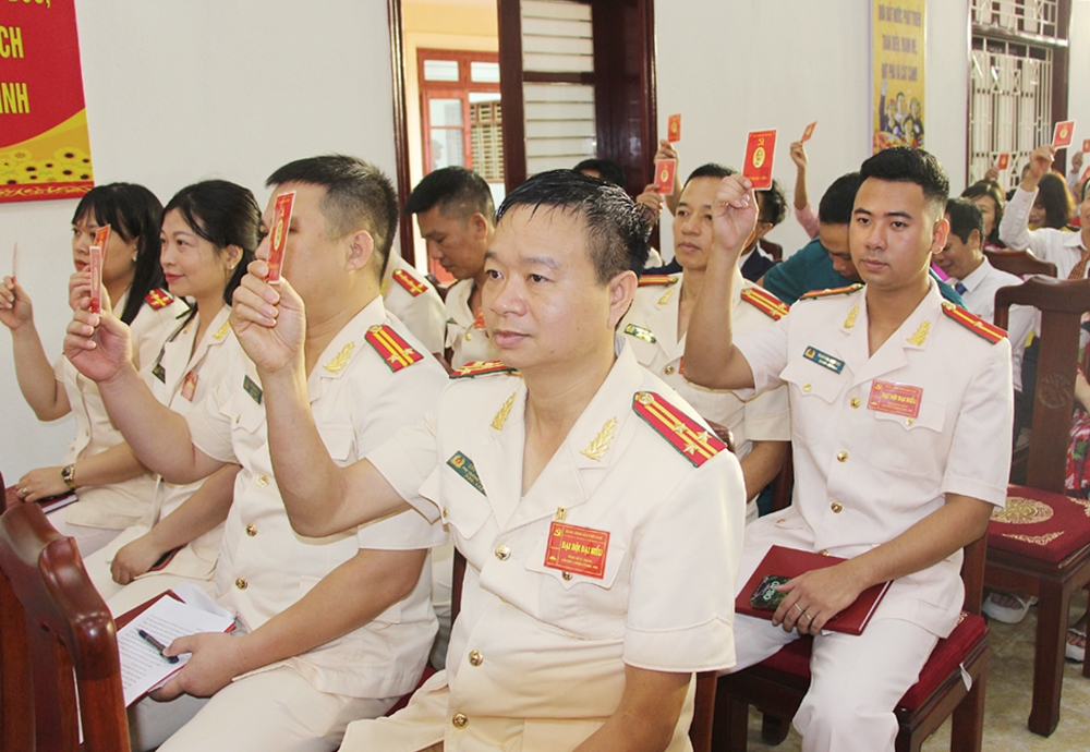 Các đại biểu biểu quyết thông qua Nghị quyết Đại hội.