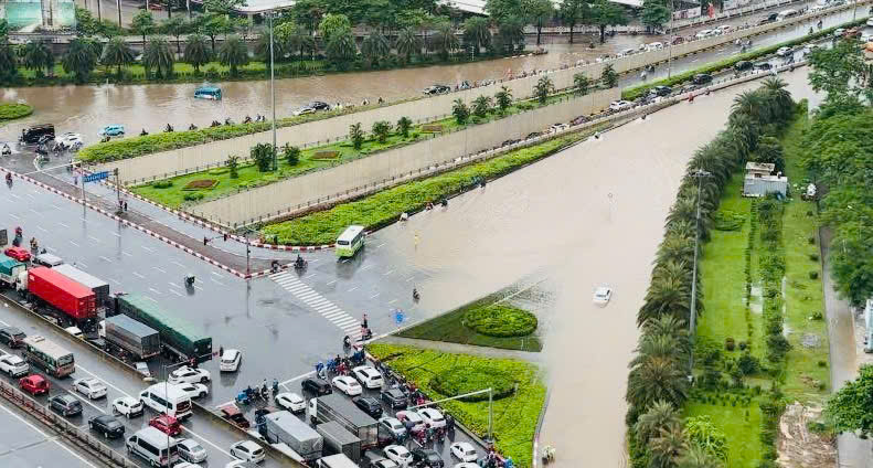 Nút giao Phạm Hùng - Trần Duy Hưng - Vành đai 3 trên cao ngập trong biển nước sáng 26/8 Nút giao Phạm Hùng - Trần Duy Hưng - Vành đai 3 trên cao ngập trong biển nước sáng 26/8