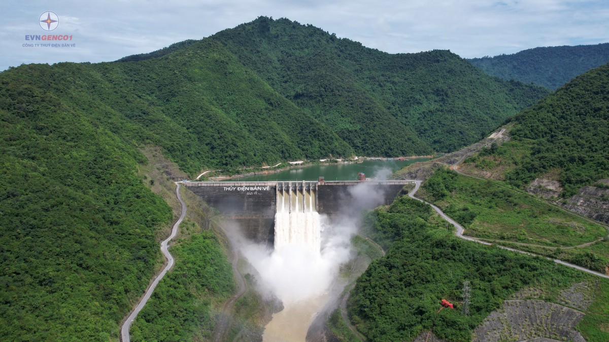 Nhà máy Thủy điện Bản Vẽ xả điều tiết nước qua tràn trong mùa mưa lũ