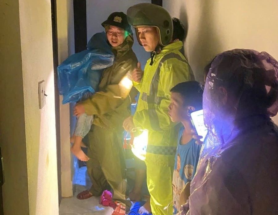 Công an xã Đông kinh tiếp cận và đưa người dân đến nơi an toàn.