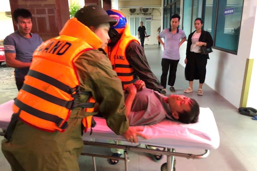 Hà Tĩnh: Công an vượt mưa bão cứu người gặp nạn