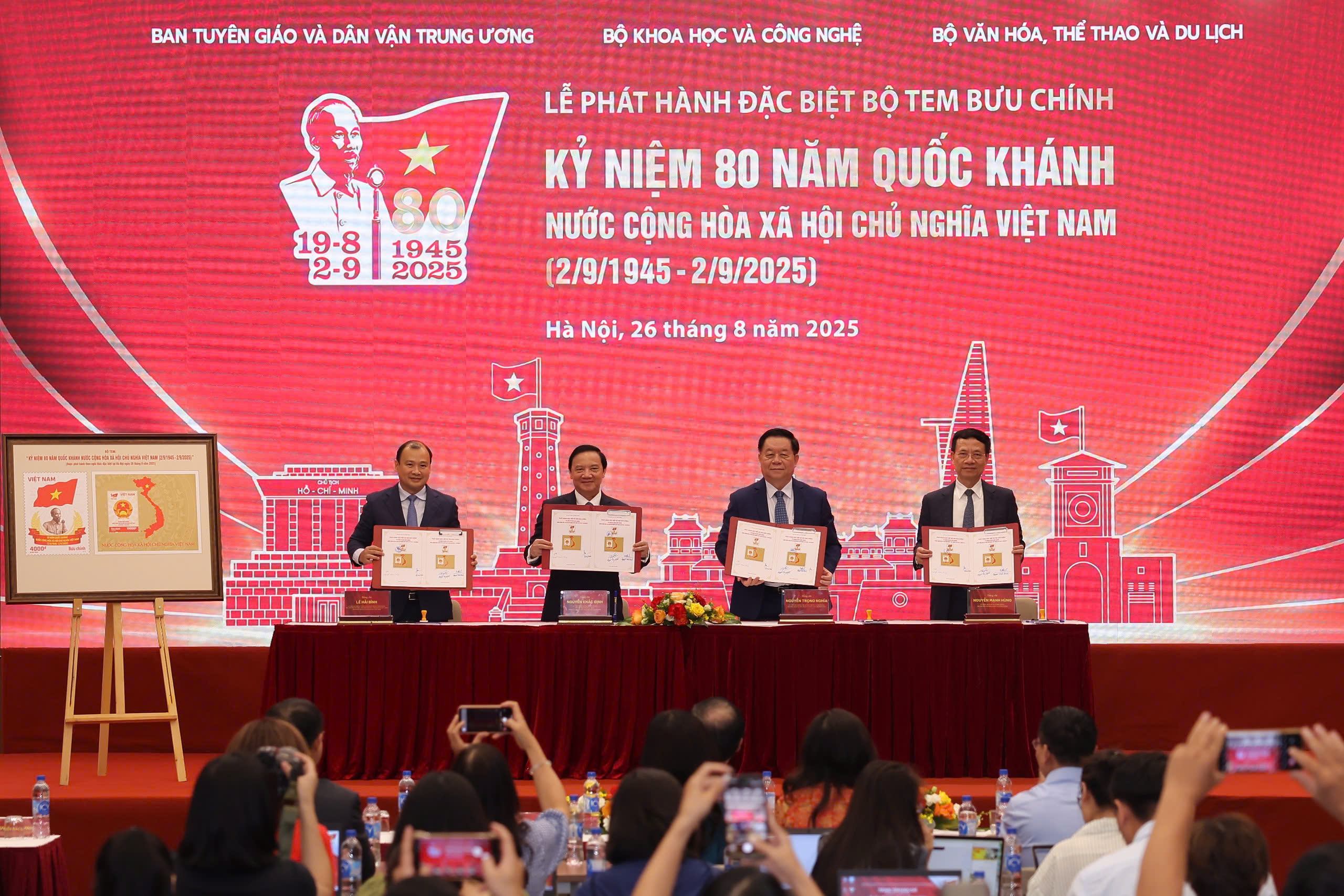 Các đại biểu thực hiện nghi thức ký Bìa phát hành đặc biệt bộ tem và đóng dấu lưu niệm. Các đại biểu thực hiện nghi thức ký Bìa phát hành đặc biệt bộ tem và đóng dấu lưu niệm.