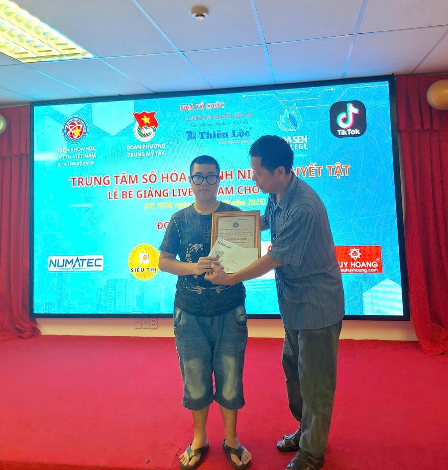 GS. Trần Văn Tín, Giám đốc Trung tâm Dạy nghề và Việc làm cho Thanh niên Khuyết tật Việt Nam trao chứng nhận cho học viên hoàn thành khóa học