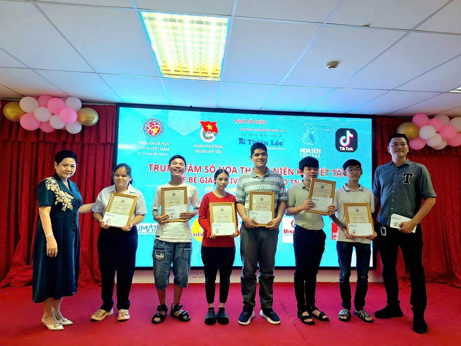 Trong lễ bế giảng, Bút bi Thiên Lộc đã trao tặng 60 phần quà cho các học viên, tiếp thêm động lực để các em tự tin bước vào hành trình mới.