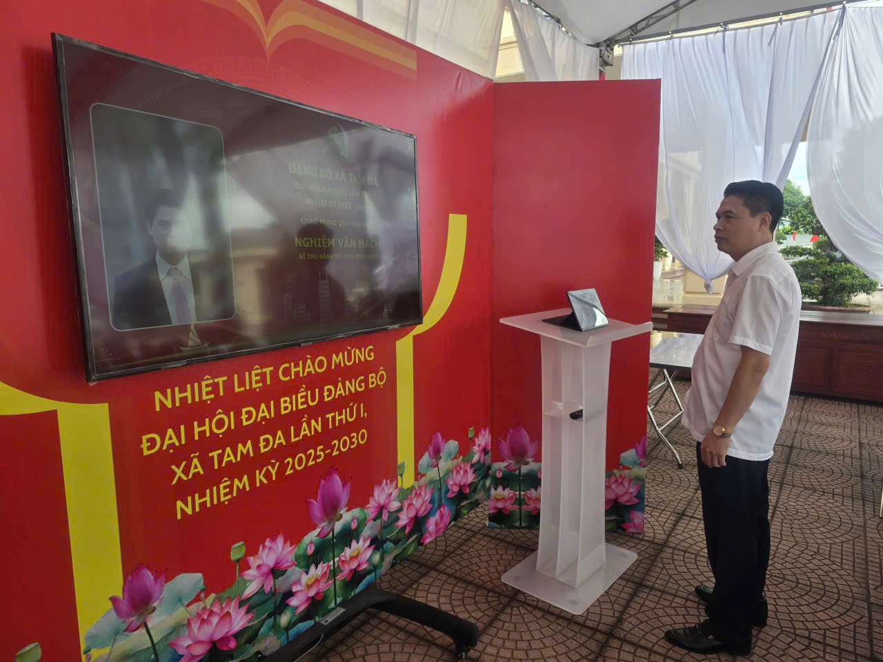 Bí thư Đảng ủy xã Tam Đa Nghiêm Văn Hách check in nhận diện trước khi vào dự Đại hội.