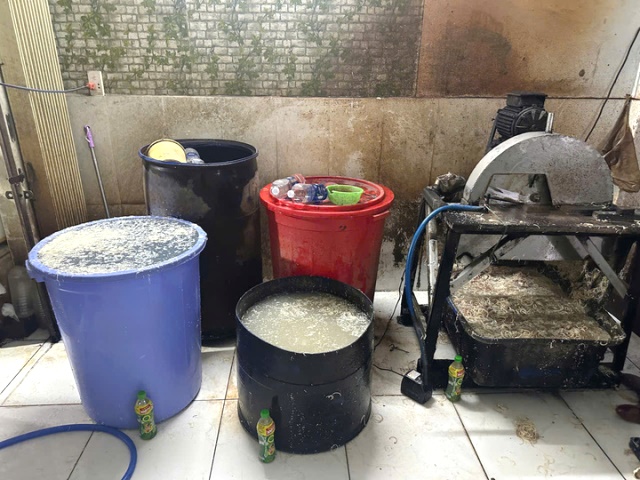 Bà M. sử dụng hóa chất để tẩy trắng hoa chuối. Ảnh: CACC