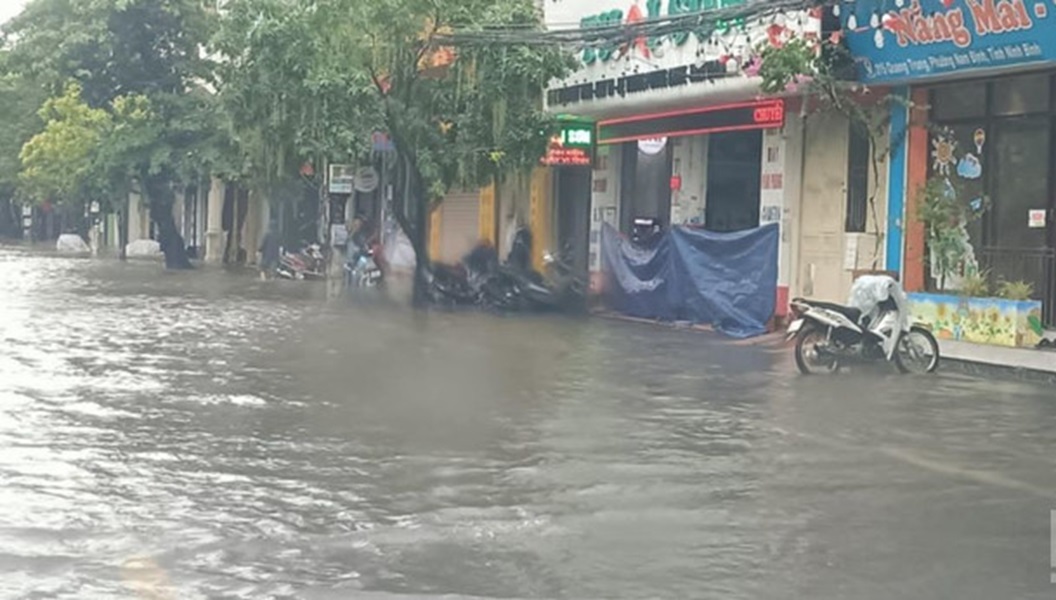 Mưa lớn khiến nhiều tuyến đường tại Hưng Yên ngập úng